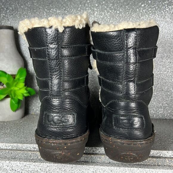 UGG® Women's Caspia Boots Leather Sheepskin Lined Winter Shoes Size 6 - Picture 2 of 12